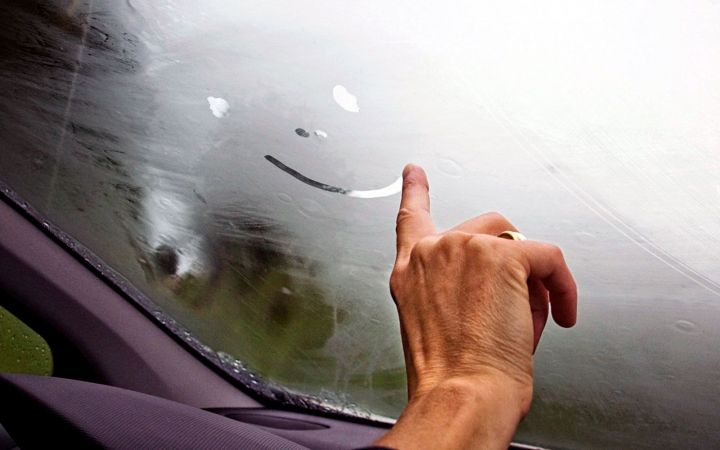 Что нужно сделать, чтобы лобовое стекло в машине не запотевало