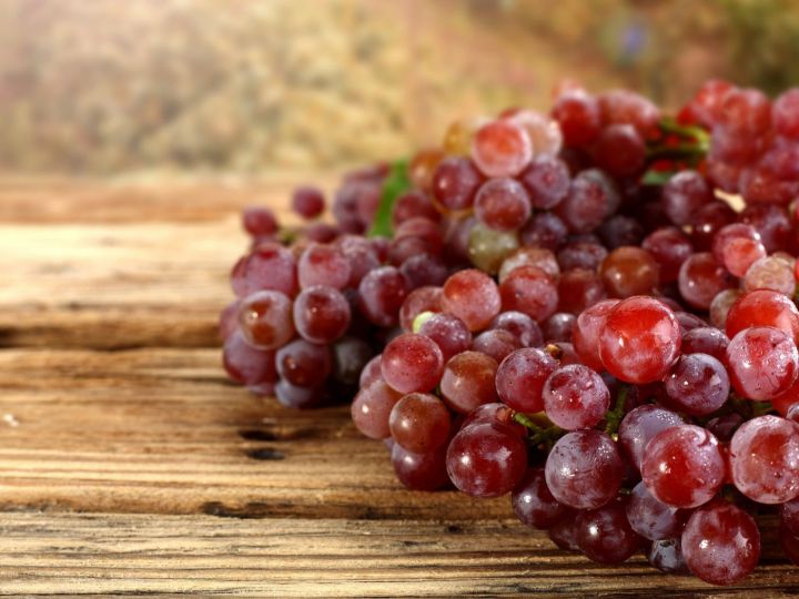 Почему нужно регулярно есть красный виноград?