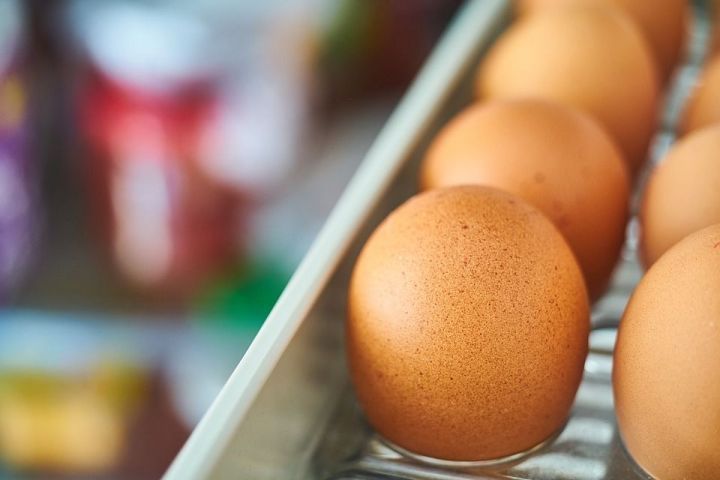 Причина, по которой вы никогда не должны хранить яйца в холодильнике — то, что вам нужно знать