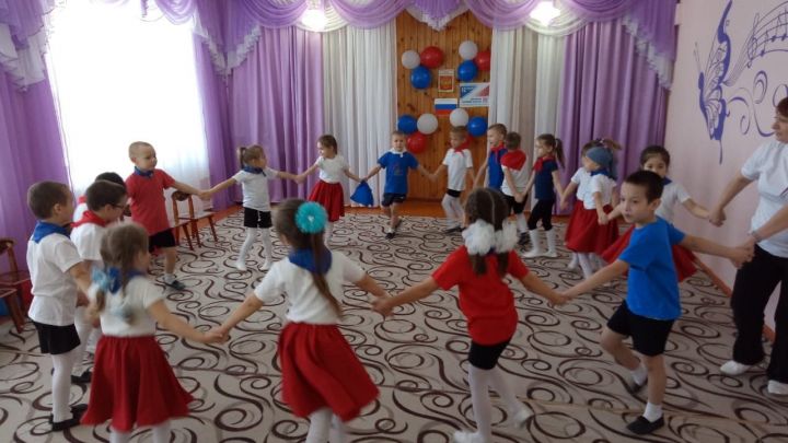 В детском саде "Мишутка" Рыбной Слободы провели мероприятие посвященное 25 летию Конституции  Российской Федерации