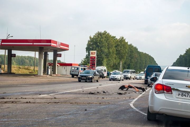 В Казани 21-летний водитель «Лады Приоры» снес три припаркованных автомобиля