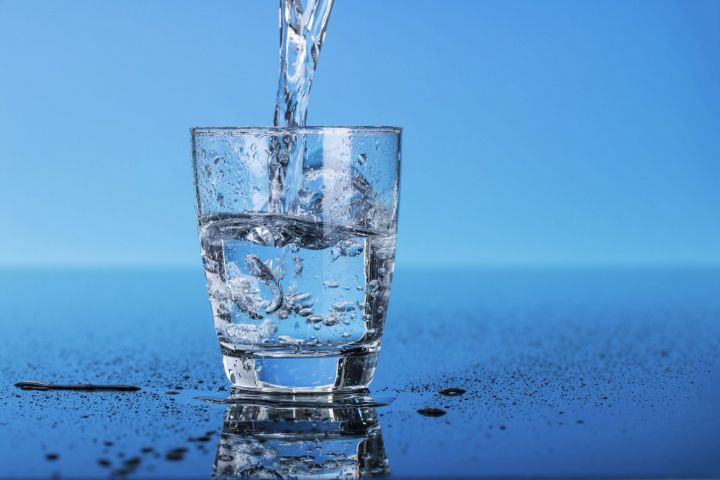 Врачи рассказали кому и сколько нужно пить воду на самом деле. Вас удивит эта информация!