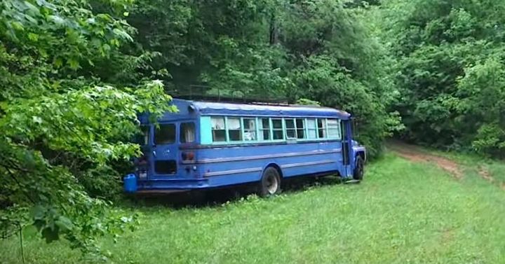 Отец с сыном нашли в лесу старый автобус. Зайдя внутрь, они ахнули