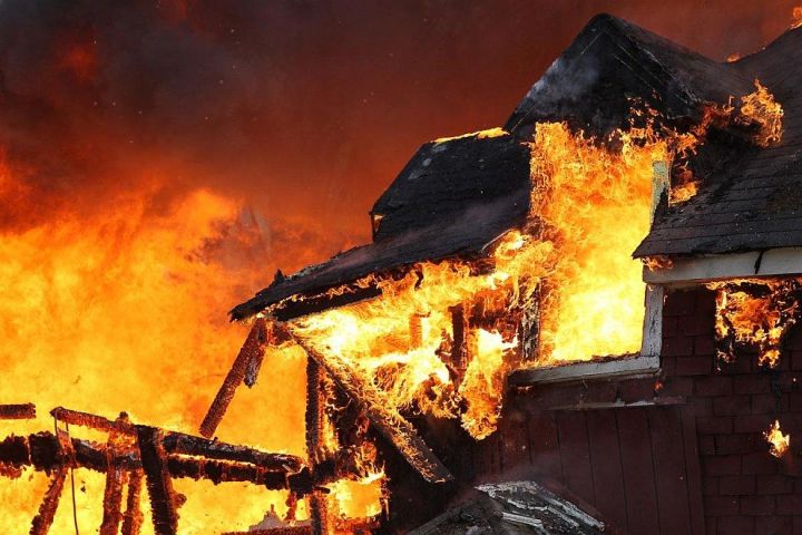 В Рыбно - Слободском районе сгорело два дома, погиб один мужчина