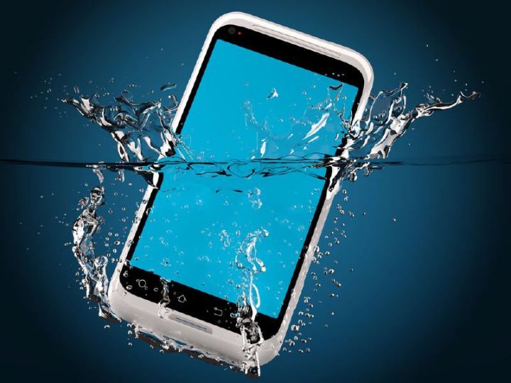 4 простых шага для спасения упавшего в воду телефона