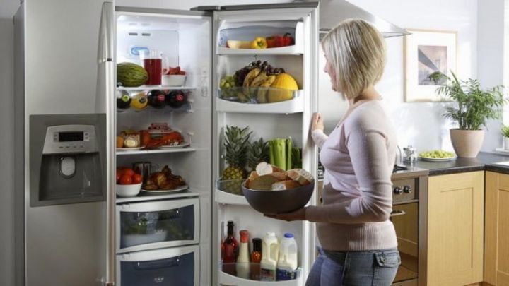 Названо самое опасное место в холодильнике