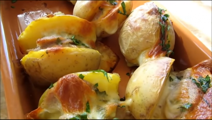 Рецепт картошки с колбаской и сыром (в духовке)