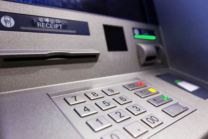 Госдума решила запретить россиянам снимать наличные с банковских карт