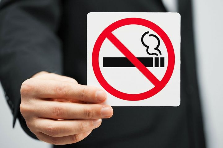 В Госдуме предложили платить повышенную премию некурящим работникам