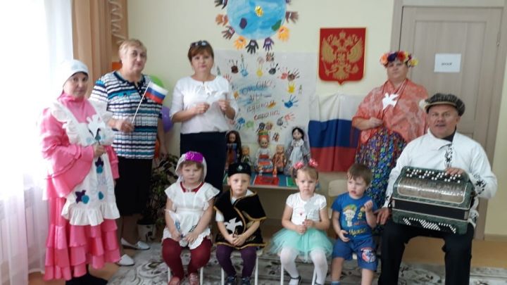 В  Анатышском детском саду «Колосок»  прошел праздник, посвящённый  приближающемуся Дню народного единства.