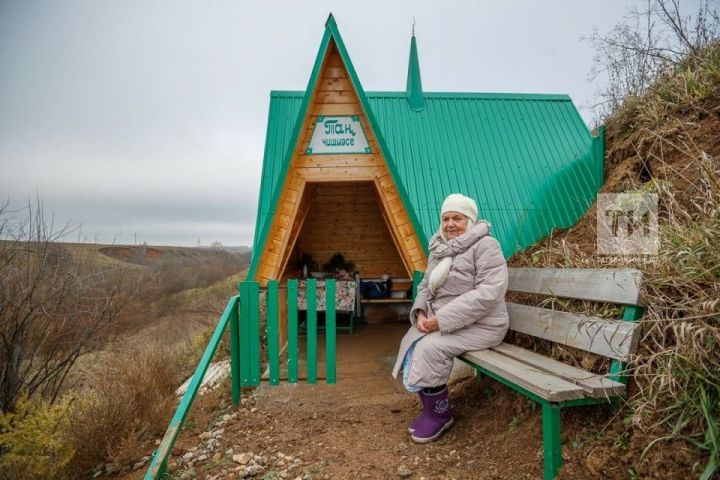 «Дала слово перед Богом помогать людям»: Танзиля-апа из Татарстана обустроила родник на свою пенсию и лечит больных травами