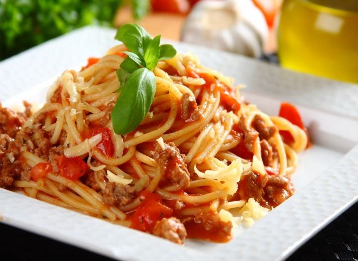 Спагетти с томатным соусом, тунцом и горошком