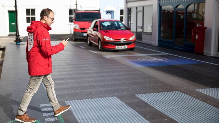 Смартфоны начнут оповещать пешеходов о приближающемся авто благодаря приложению