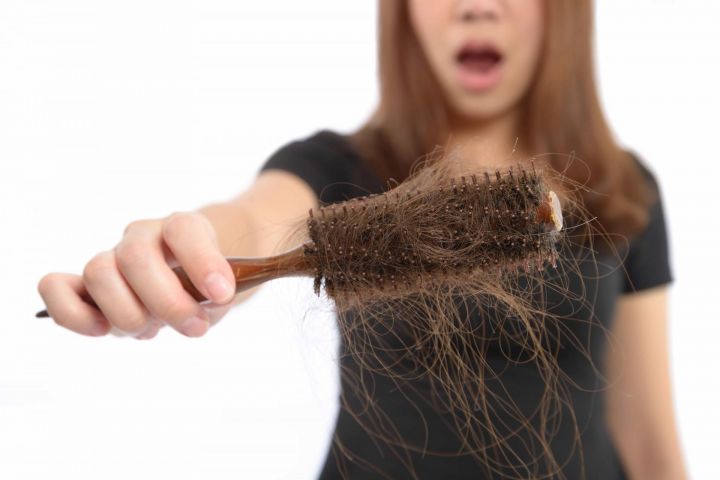 Выпадение волос: основные причины возникновения и полезные советы по предотвращению
