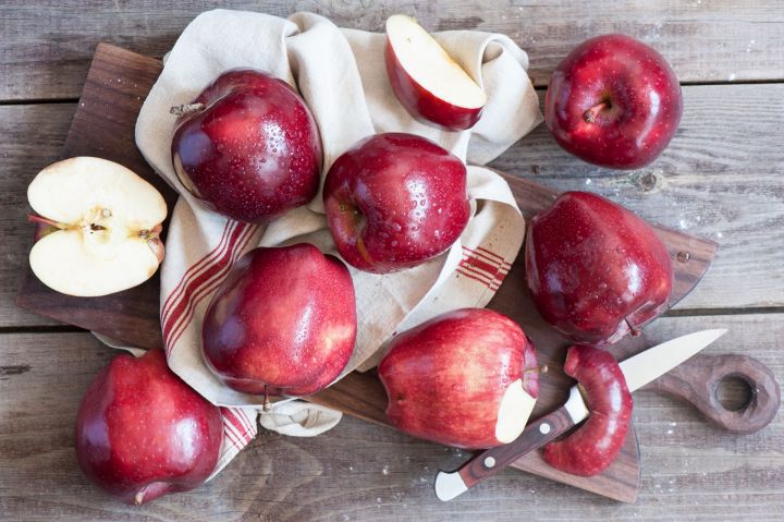 Надо ли срезать с магазинных яблок кожуру?