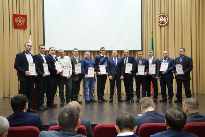 В Минсельхозпроде РТ объявили 100 лучших работников аграрной отрасли Татарстана: одним из победителей стал ветеринар из Бугульминского района