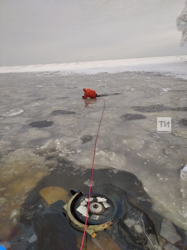 Рыбак на мотоцикле провалился под лед в РТ и погиб