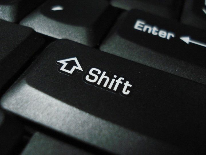 В чём заключается основная опасность от использования кнопки Shift на клавиатуре?