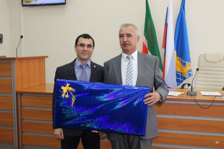 Байрамхан  Фатыхов награжден памятным подарком главы района