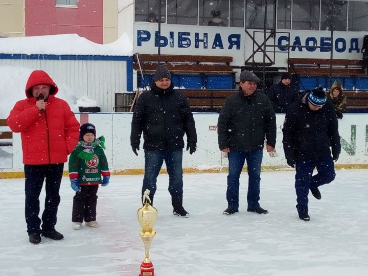 Сегодня в Рыбно-Слободском СОК "Дельфин" проходят соревнования по хоккею на Кубок родителей