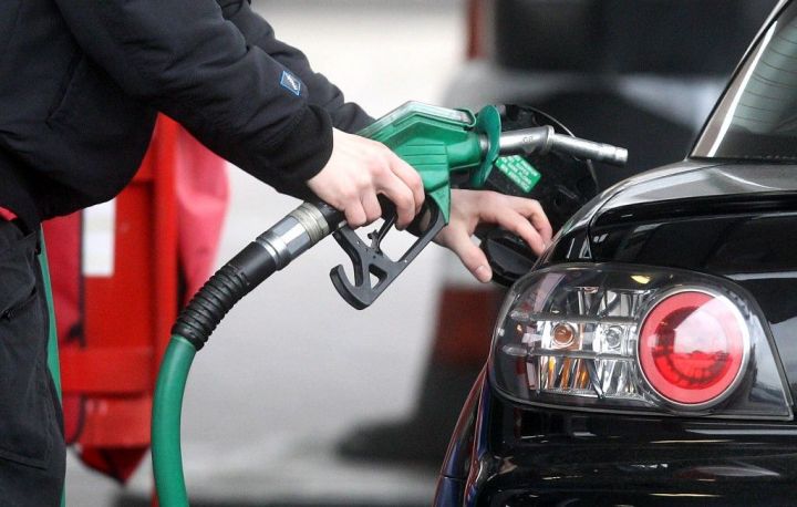 Стоит ли опасаться, если после заправки в машине пахнет бензином?