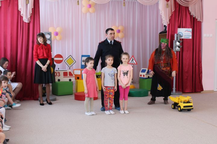     В детском саду «Йолдыз» Рыбно Слободского района прошло развлечение по безопасности дорожного движения «За рулем с Бабой Ягой»