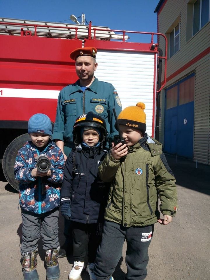 В гости к пожарным пришли дети старшей группы «Радуга» Рыбно-Слободского детского сада Мишутка».