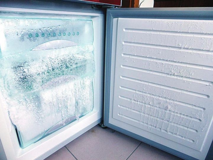 Почему в холодильнике образуется наледь?