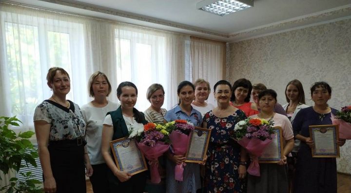 На расширенном совещании при Главе Рыбно-Cлободского района традиционно поздравляли работников социальной сферы