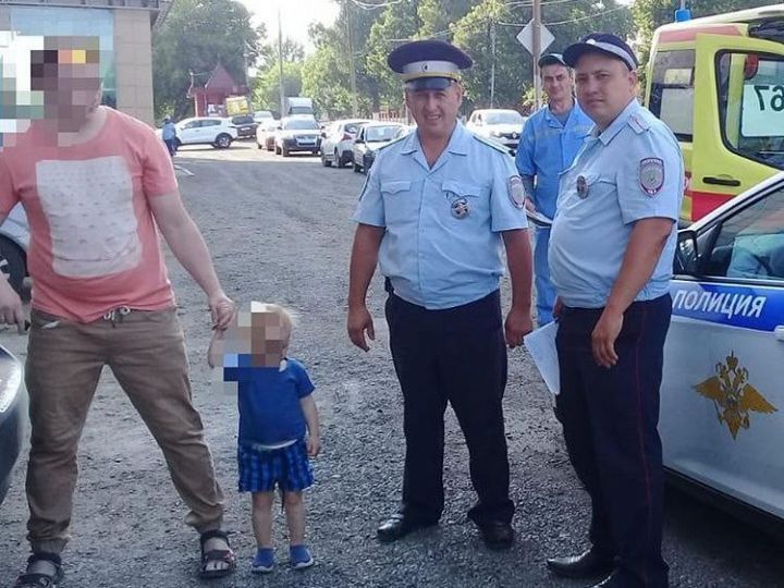 В Татарстане инспекторы ГИБДД спасли малыша, который более 40 минут находился в запертой в жару иномарке