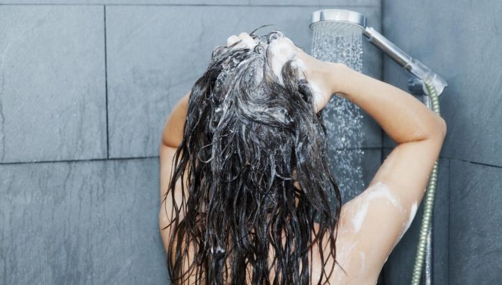 Почему нельзя мыть волосы вниз головой