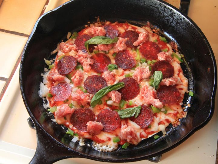 Пицца-пятиминутка на сковороде: быстрый рецепт без возни с тестом