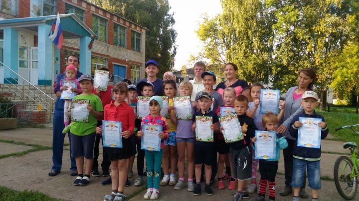 Работники культуры села  Корноухово организовали для  детей спортивный праздник под названием «Веселое колесо»