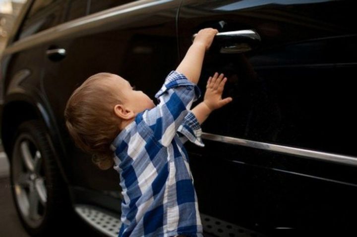 Прежде чем отправиться с ребенком на автомашине  побеспокойтесь о его безопасности