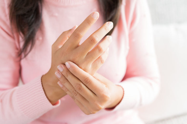 Холодные руки могут указывать на наличие серьезных заболеваний