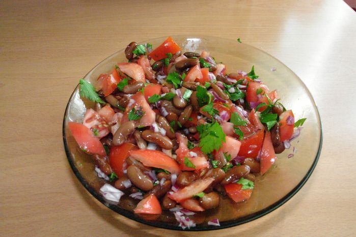 Готовим на завтрак - ​салат с фасолью, помидорами и зеленью