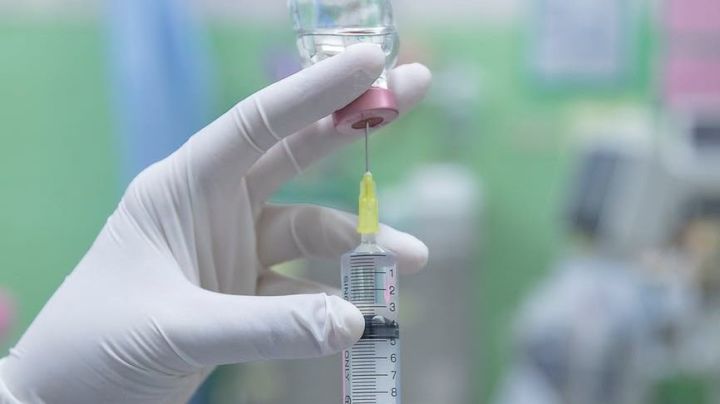 Вакцину от коронавируса российские ученые проверили на себе