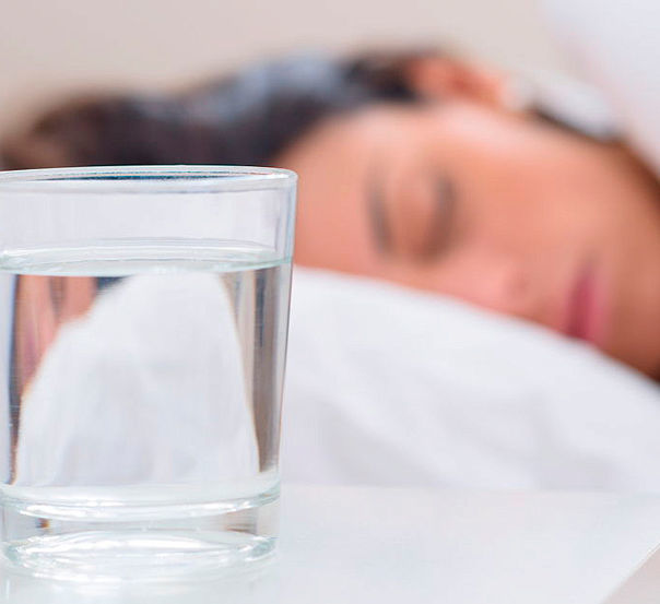 Почему нельзя пить воду, которую оставляют на ночь