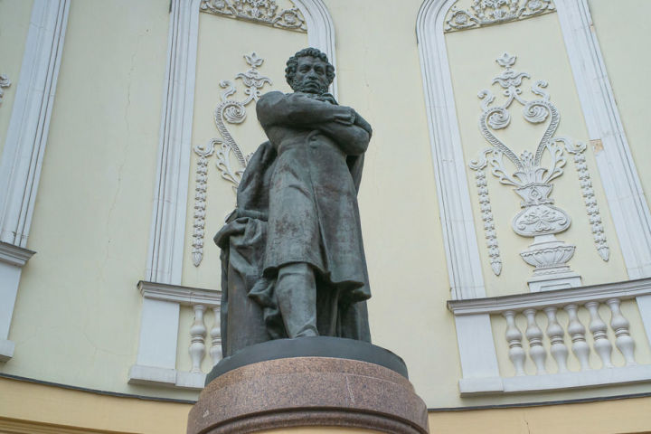 К памятнику Пушкину Президент возложил цветы