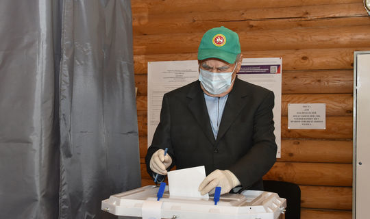 Государственный советник РТ Минтимер Шаймиев проголосовал на участке Боровое Матюшино.