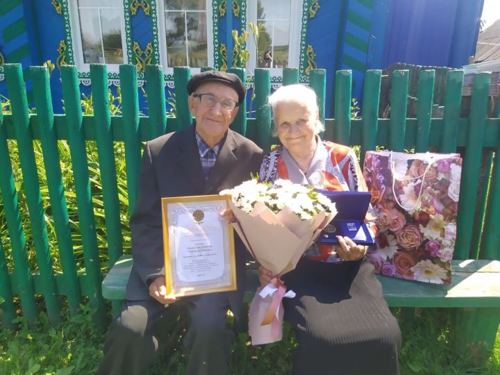 Супругам Елизавете и Михаилу Сычевым  была вручена медаль «За любовь и верность».