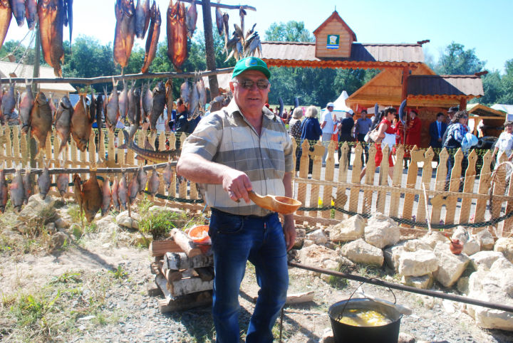 Директор ООО  "Круг" Рыбно-Слободского района Юрий Караганов поздравляет с Днем рыбака!