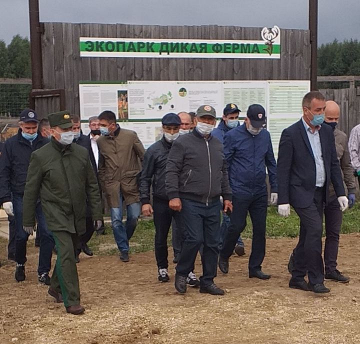 Президент Татарстана Рустам Минниханов посетил экопарк «Дикая ферма» в Рыбно-Слободском районе