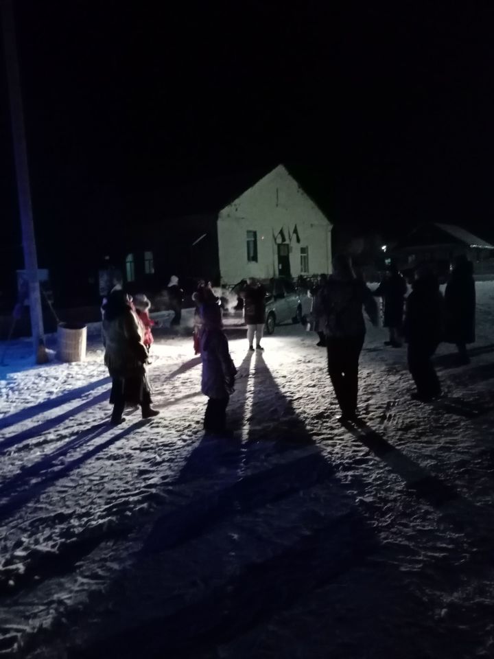 В  селе Анатыш Рыбно Слободского района состоялось открытие Новогодней елки
