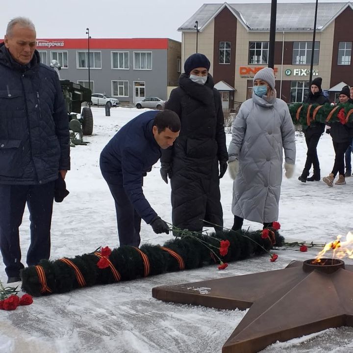 Глава района Ильдар Тазутдинов возложил цветы на могиле неизвестного солдата