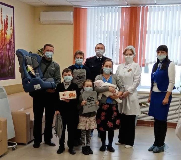 Семья из Татарстана получила неожиданный подарок для безопасной перевозки ребенка в автомобиле 