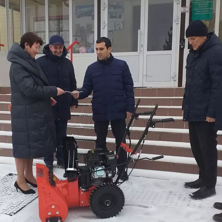 Глава Рыбно-Слободского района вручил снегоуборочную машину Корноуховскому дому престарелых