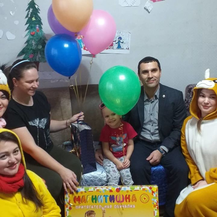 В рамках декады инвалидов глава района Ильдар Тазутдинов посетил Орлову Еву и вручил подарок