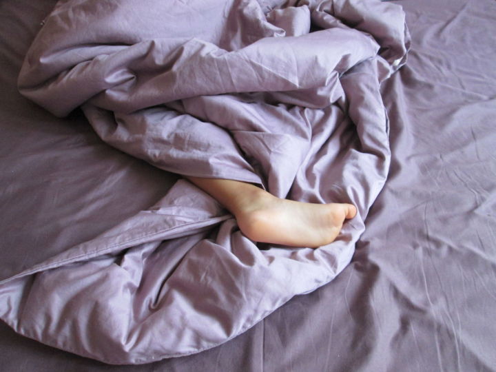 Почему спать под одеялом - жарко, без одеяла - холодно