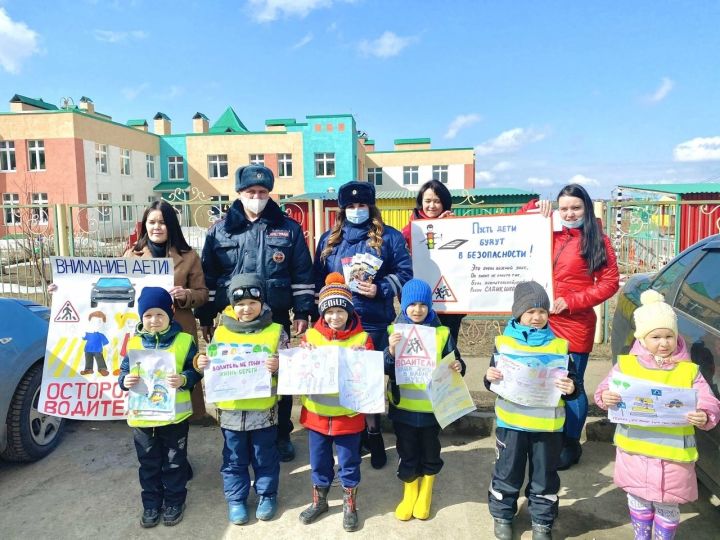 В Татарстане дошколята при поддержке ГИБДД провели профилактическую акцию «Письмо водителю»